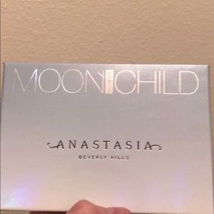 Anastasia Beverly Hills “Moon Child” glow kit.